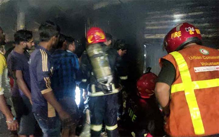 জুরাইনে জুতার কারখানার আগুন নিয়ন্ত্রণে